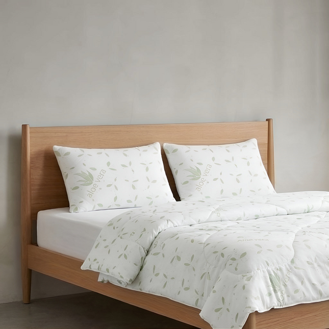 Madhome.ro Aloe Vera bedding set with a quilted duvet and two pillows featuring a green leaf print on white fabric.