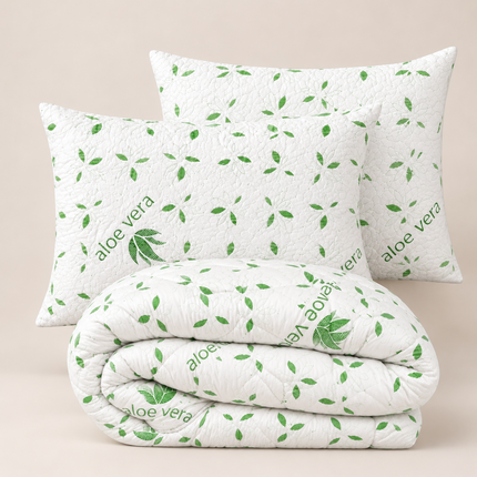 Madhome.ro Aloe Vera bedding set featuring a quilted duvet and two pillows with green leaf patterns on white fabric.