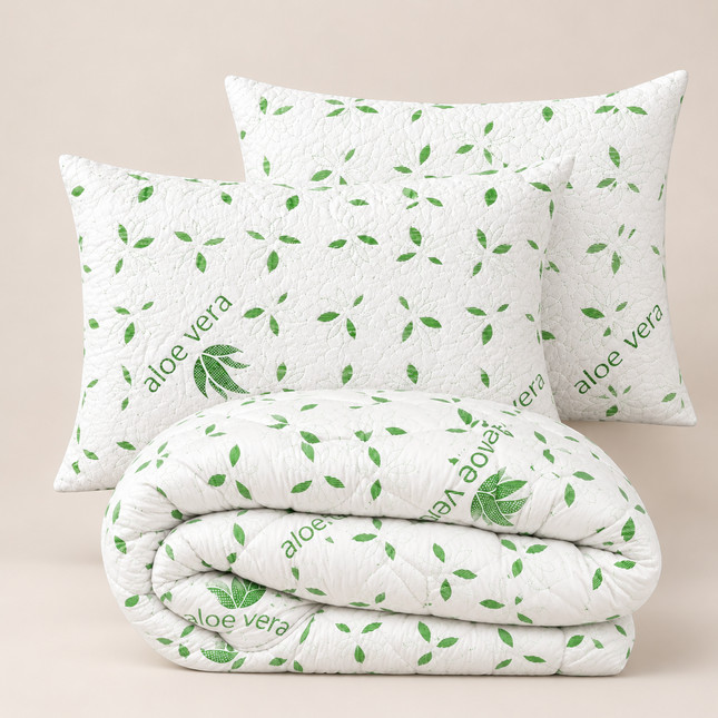 Madhome.ro Aloe Vera bedding set featuring a quilted duvet and two pillows with green leaf patterns on white fabric.