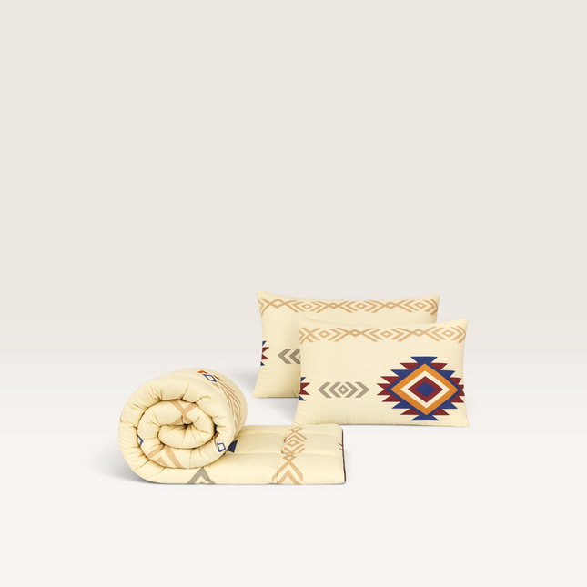 Madhome.ro Favorit bedding set with a quilted duvet and two pillows featuring a geometric tribal pattern in cream