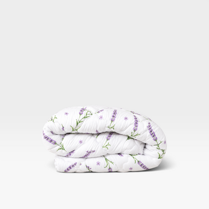 Madhome.ro quilted winter duvet with a lavender floral print on white microfiber, 350 g/mp thickness.