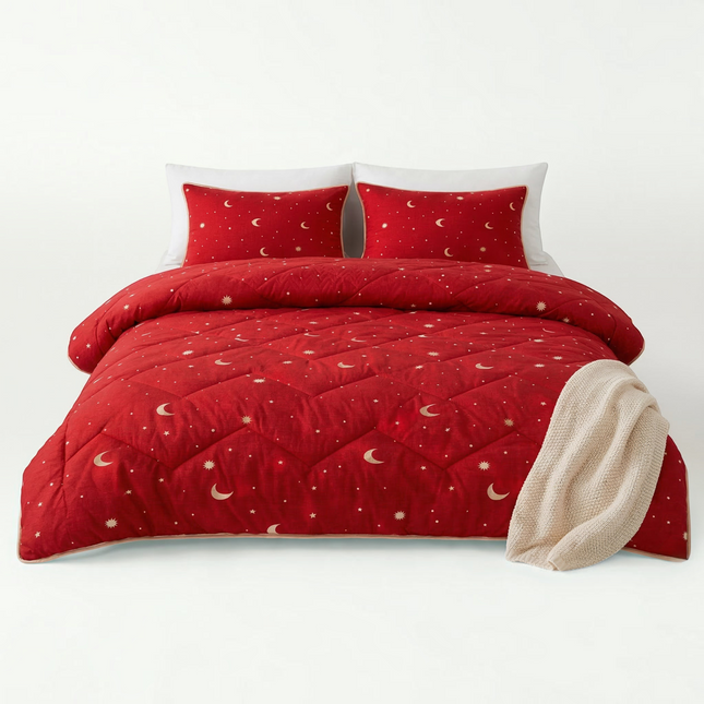 Madhome.ro red quilted bedding set with moon and star pattern, including a duvet and two matching pillows.