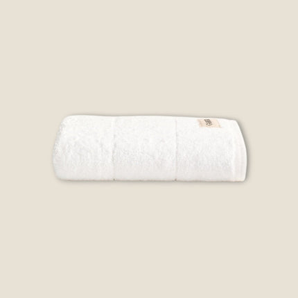 Madhome.ro white cotton bath towel, ultra-absorbent and fluffy with a reinforced hem for a spa-like feel.